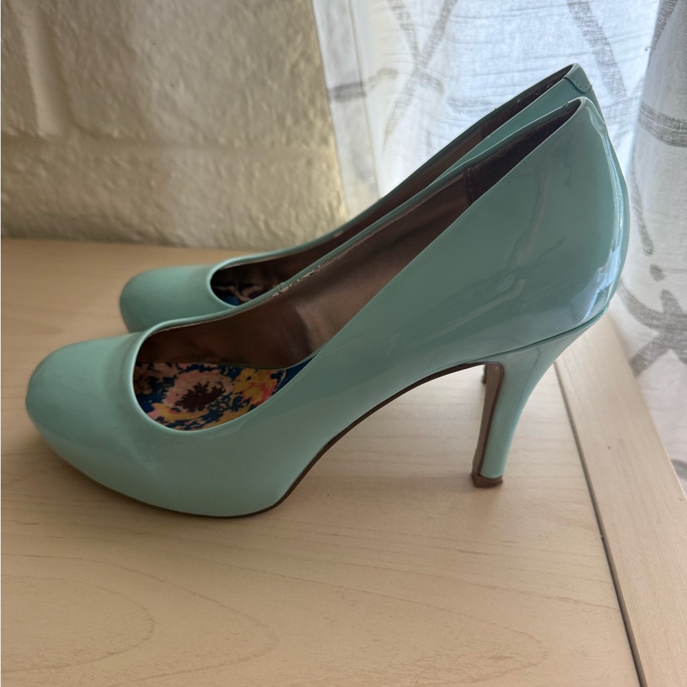 Turquoise patent leather heels size 6 madden girl